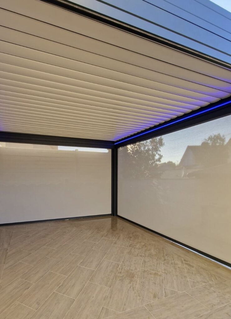 Pergola bioclimatique avec LED